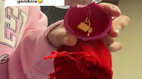 Viral! Rayakan Kelahiran Anak, Pria Ini Sampai Memberikan Hadiah Liontin Emas Kepada Perawat